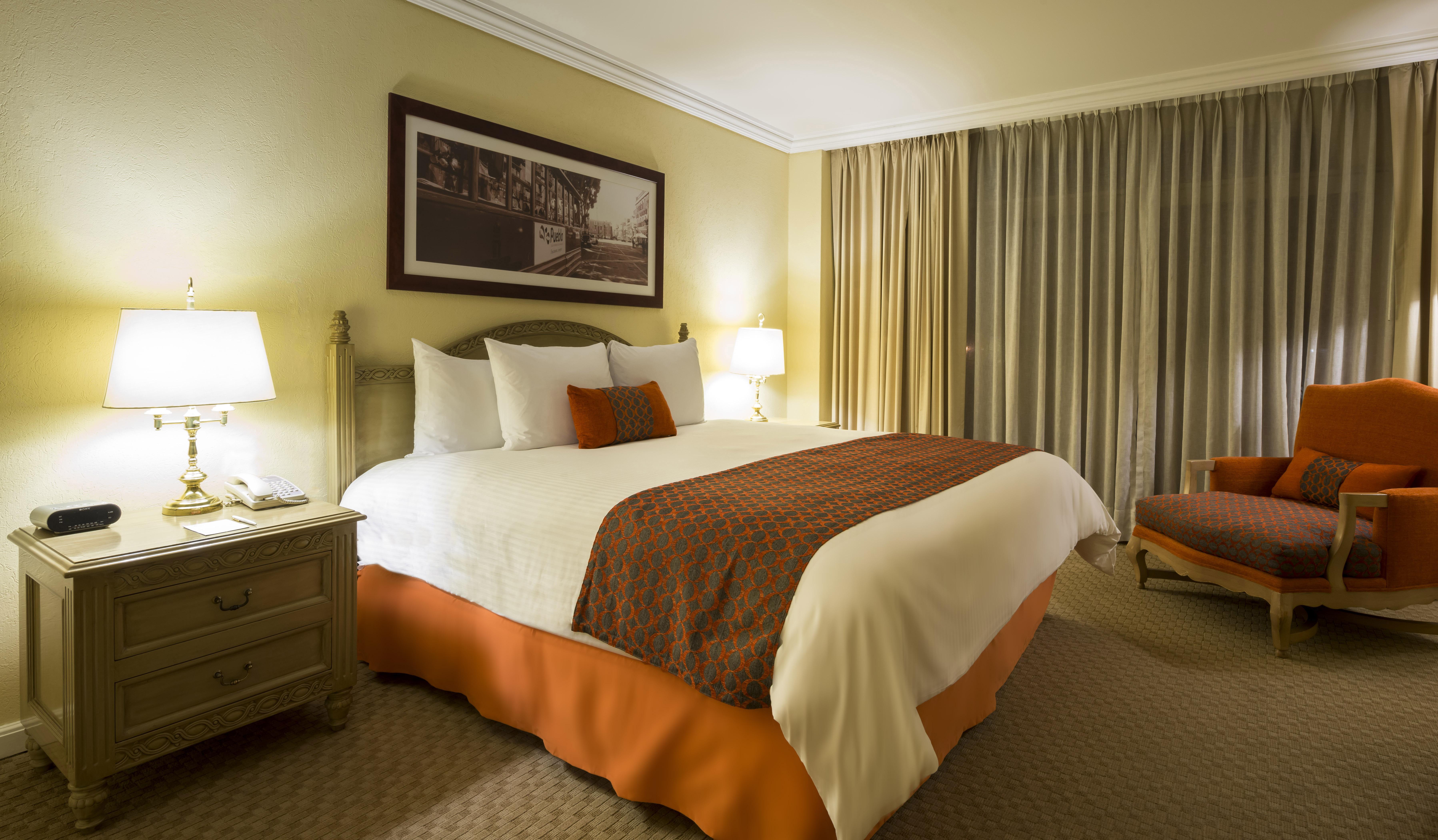 ホテル カミノ リアル プエブラ アンヘロポリス エクステリア 写真 A bedroom at the Hilton San Francisco