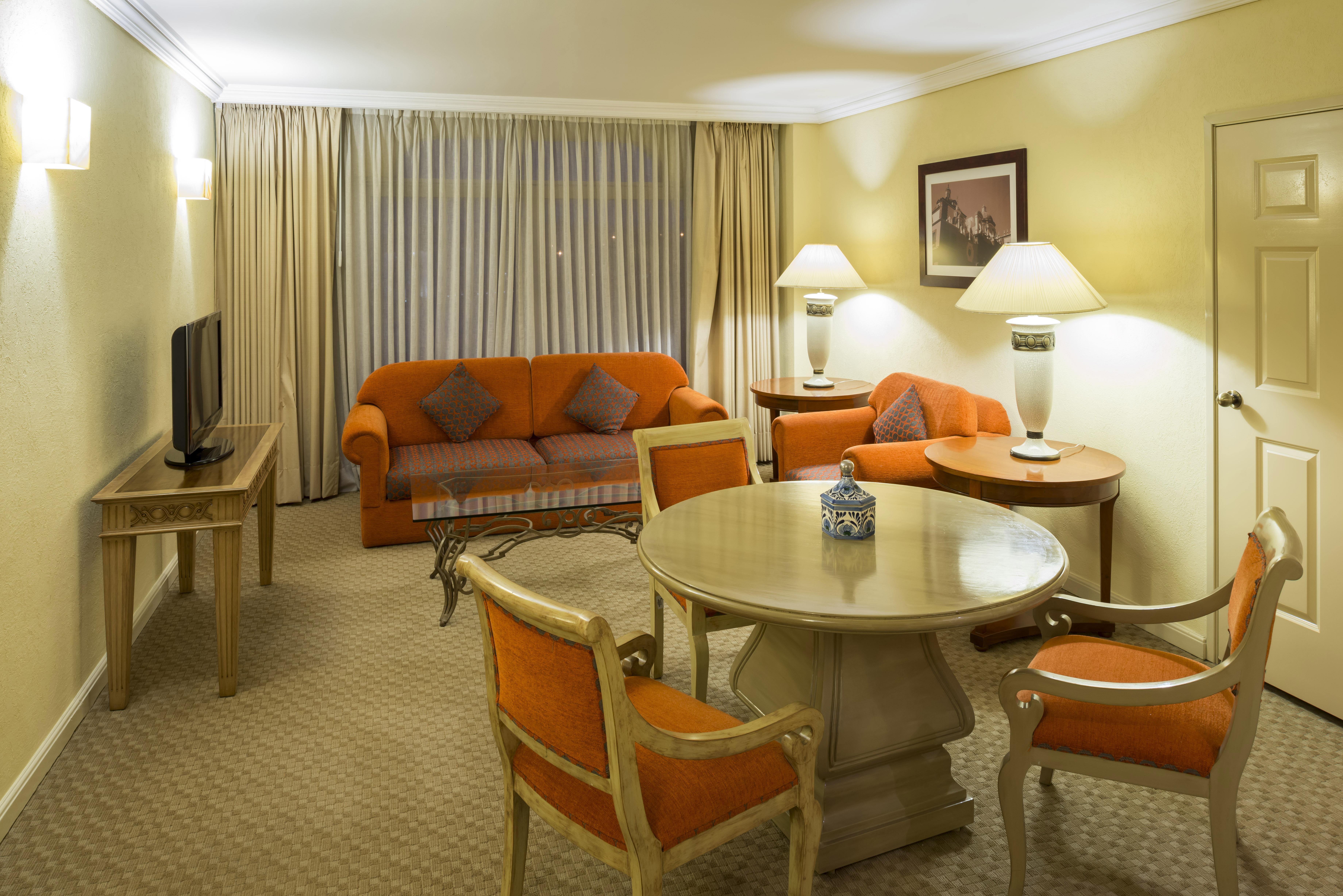 ホテル カミノ リアル プエブラ アンヘロポリス エクステリア 写真 A living room in a suite