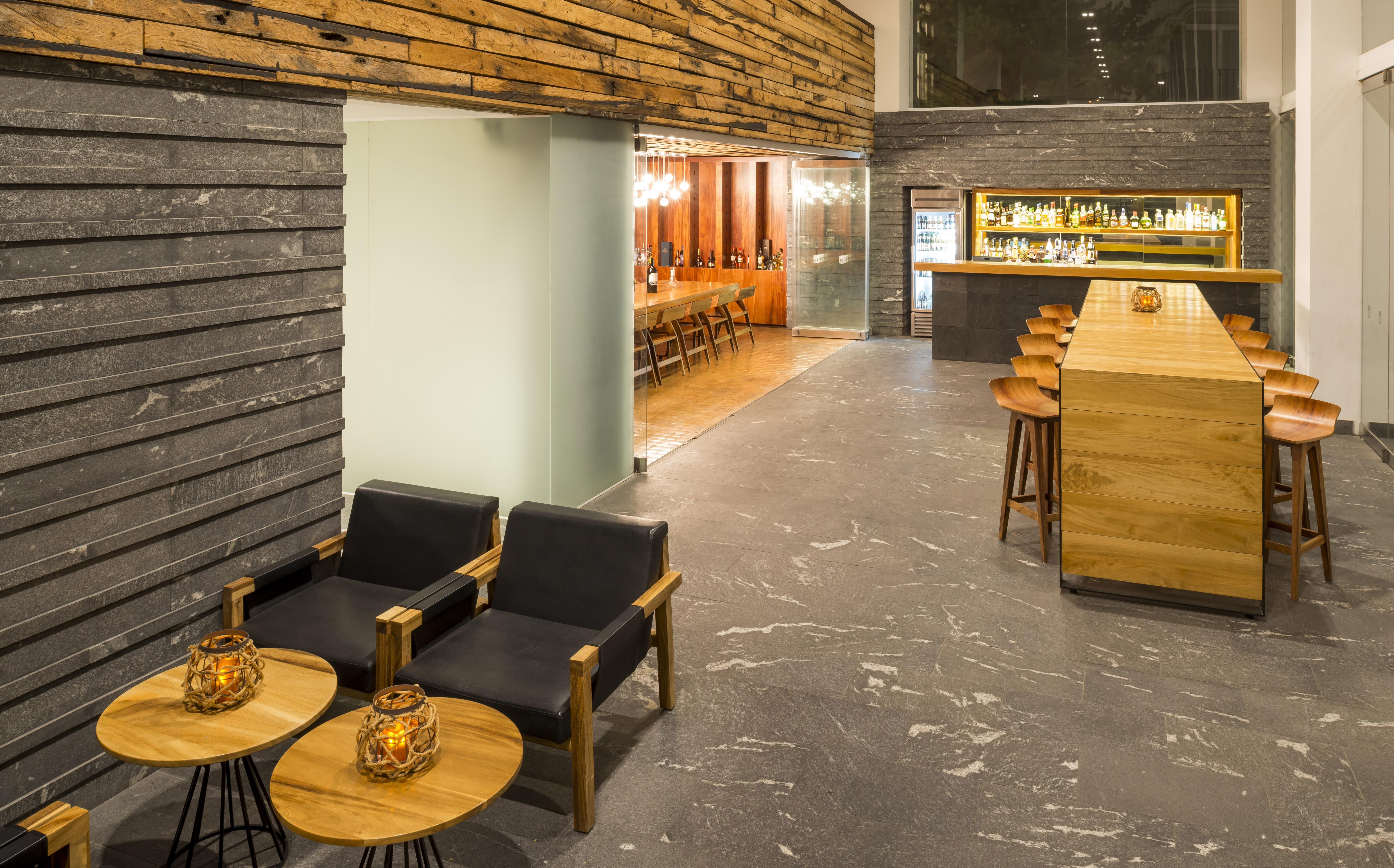 ホテル カミノ リアル プエブラ アンヘロポリス エクステリア 写真 The lounge at the airport