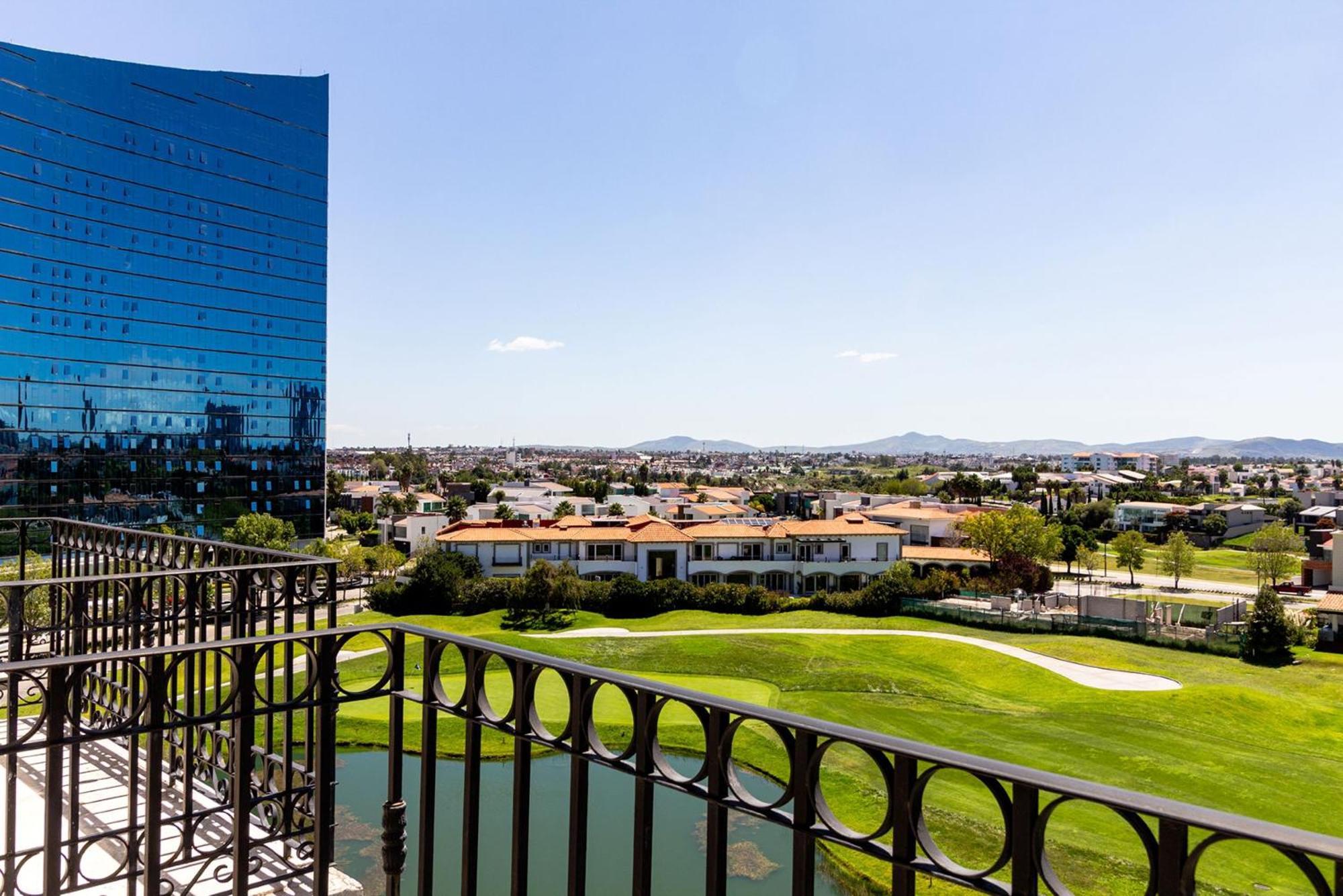ホテル カミノ リアル プエブラ アンヘロポリス エクステリア 写真 View of the golf course from the hotel