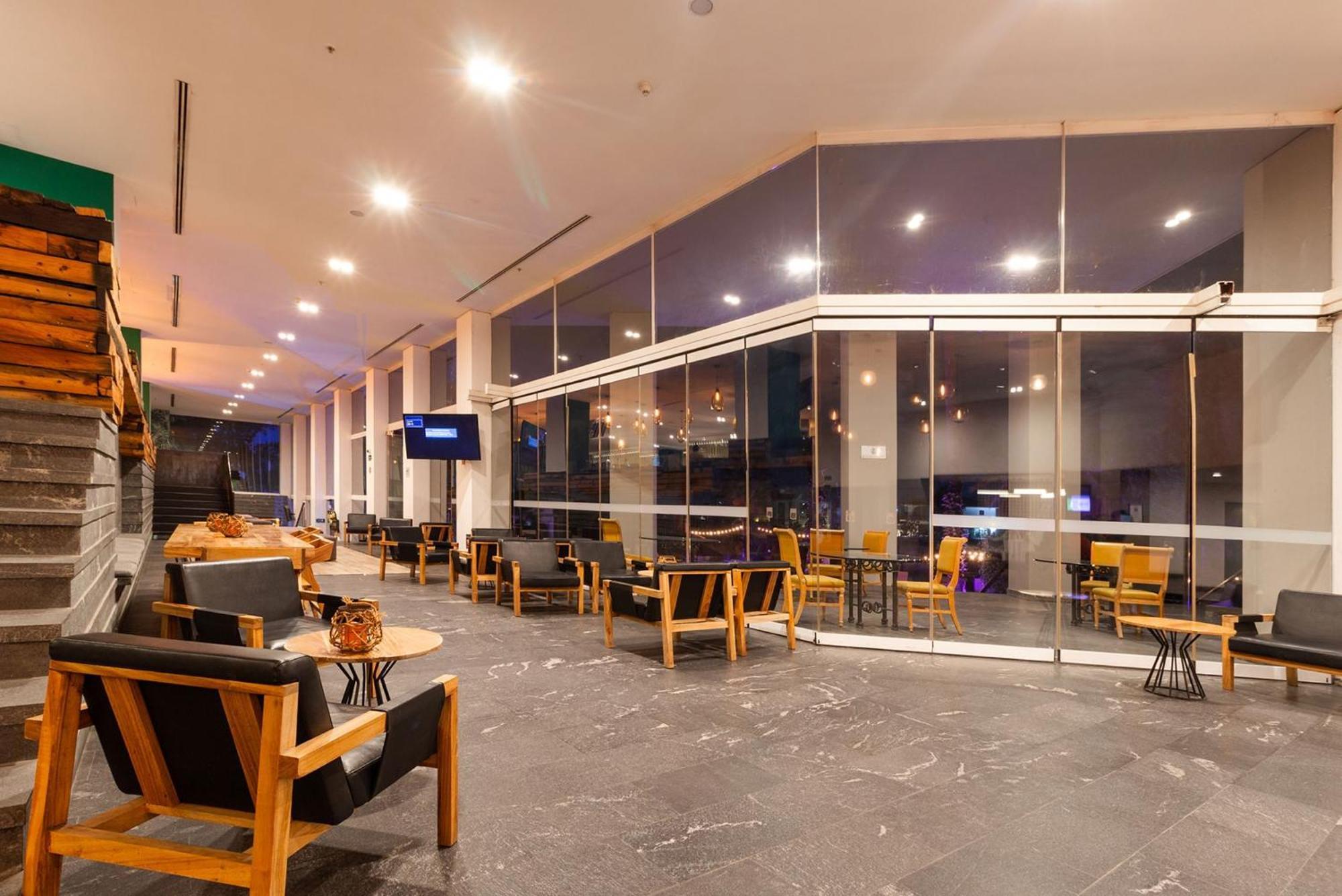 ホテル カミノ リアル プエブラ アンヘロポリス エクステリア 写真 The lounge at the airport