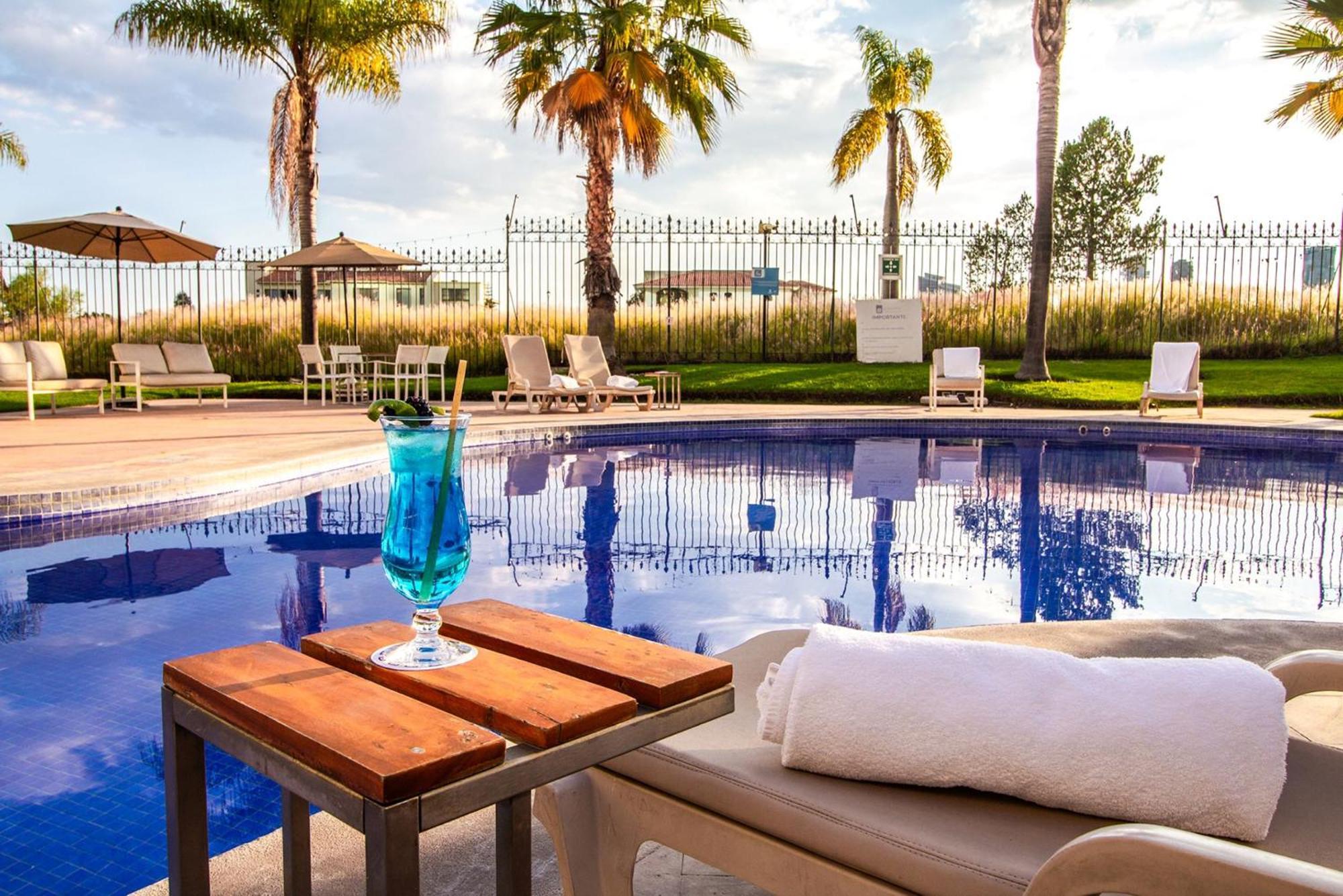 ホテル カミノ リアル プエブラ アンヘロポリス エクステリア 写真 The pool at the hotel